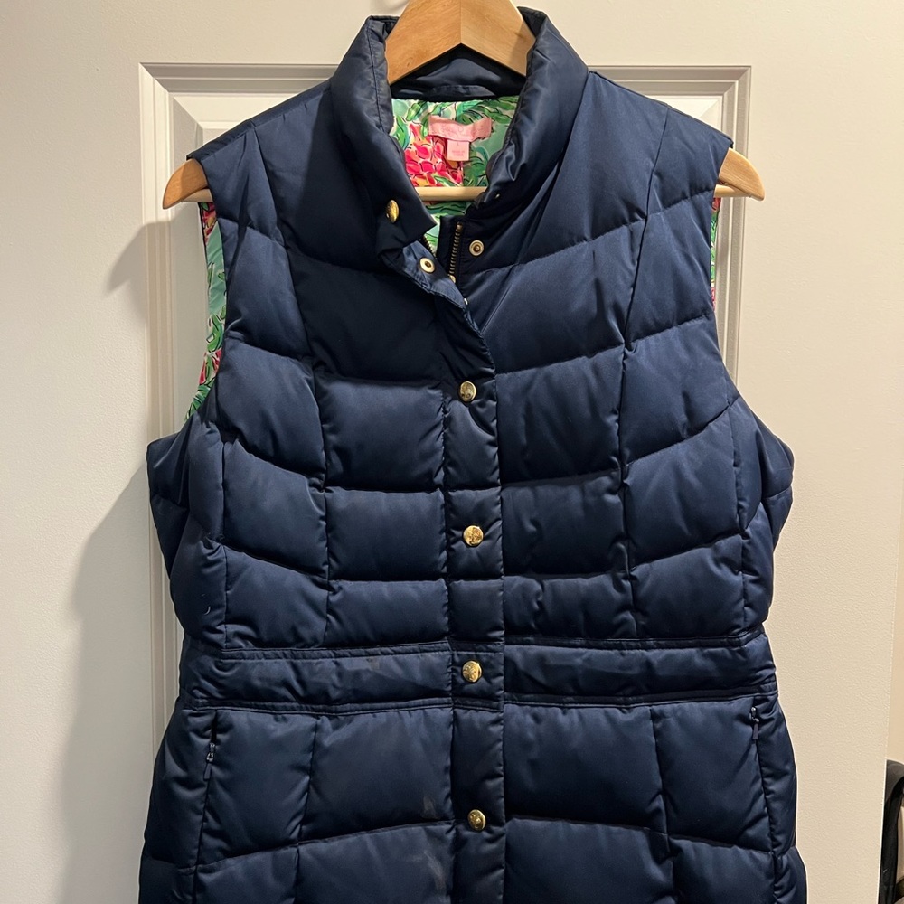 Lilly Pulitzer puffer vest. Navy. Zipped pockets. Size Large